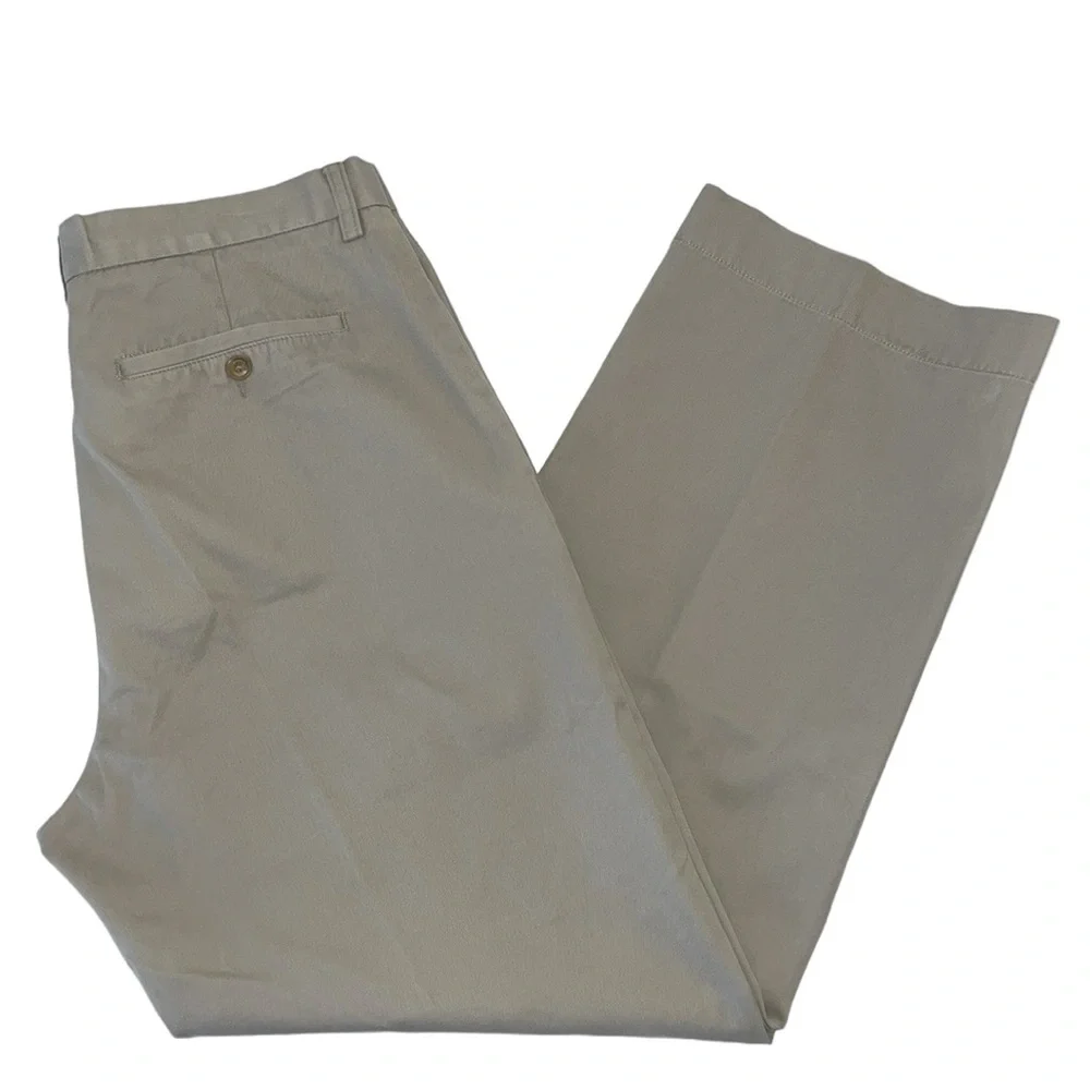 Banana Republic men’s Size 34 cotton flat‎ front khaki chino pants.